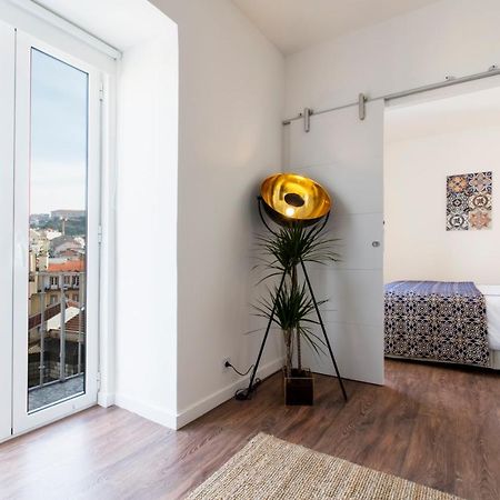 Amazing Downtown Apt With Small Balcony With View Over The Castle Lisbon Bagian luar foto