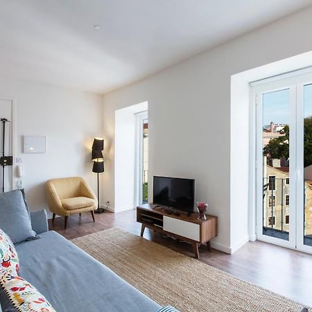 Amazing Downtown Apt With Small Balcony With View Over The Castle Lisbon Bagian luar foto