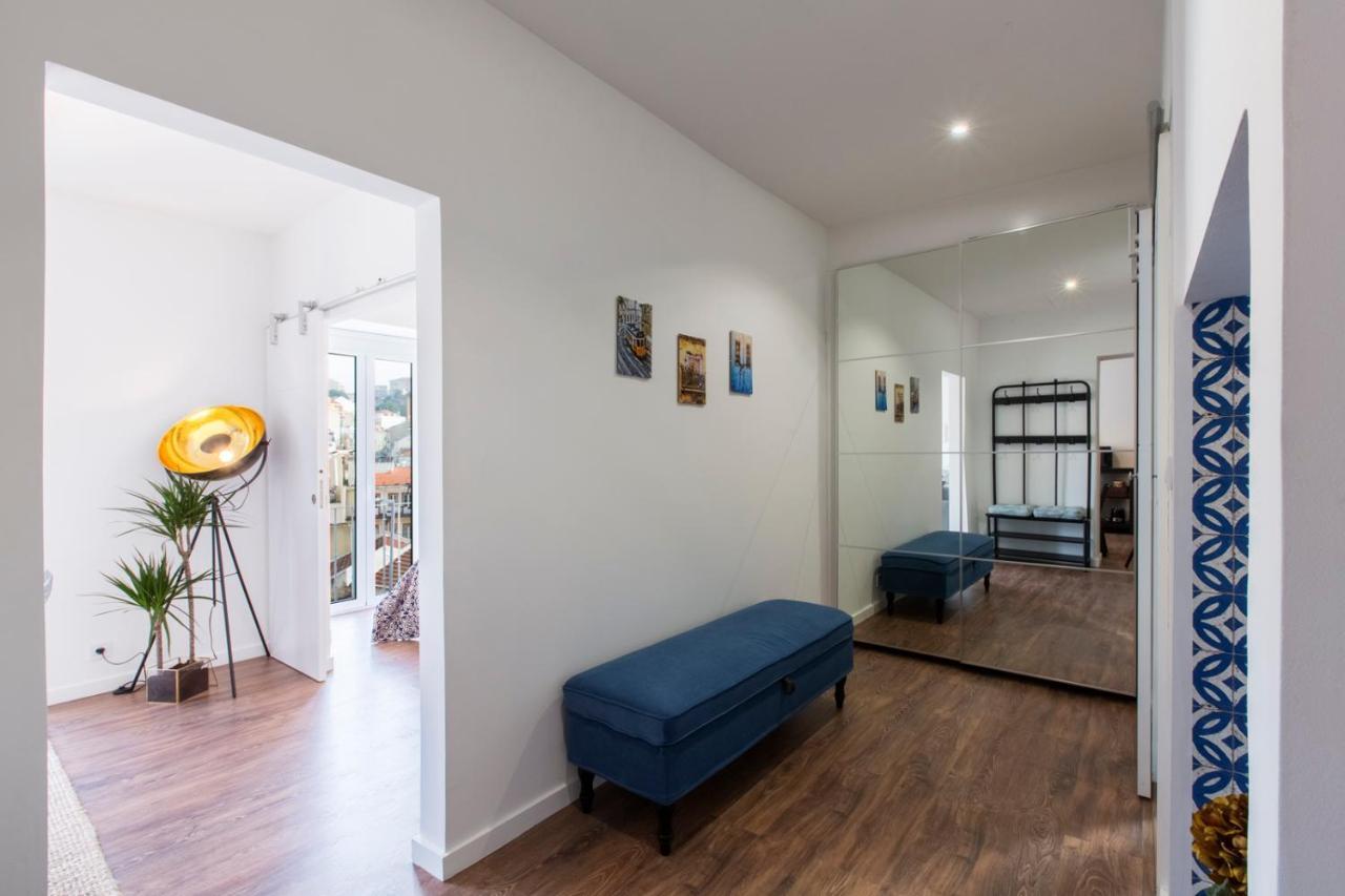 Amazing Downtown Apt With Small Balcony With View Over The Castle Lisbon Bagian luar foto