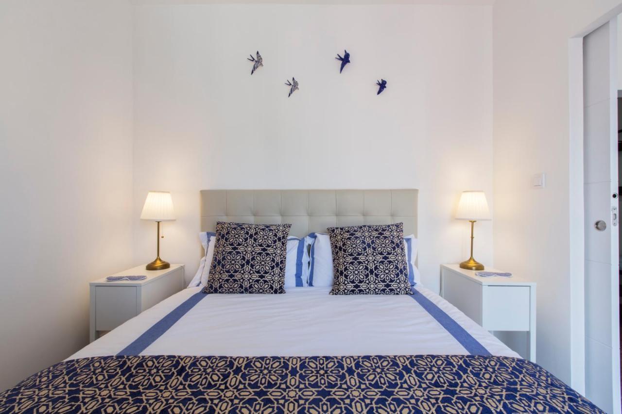 Amazing Downtown Apt With Small Balcony With View Over The Castle Lisbon Bagian luar foto