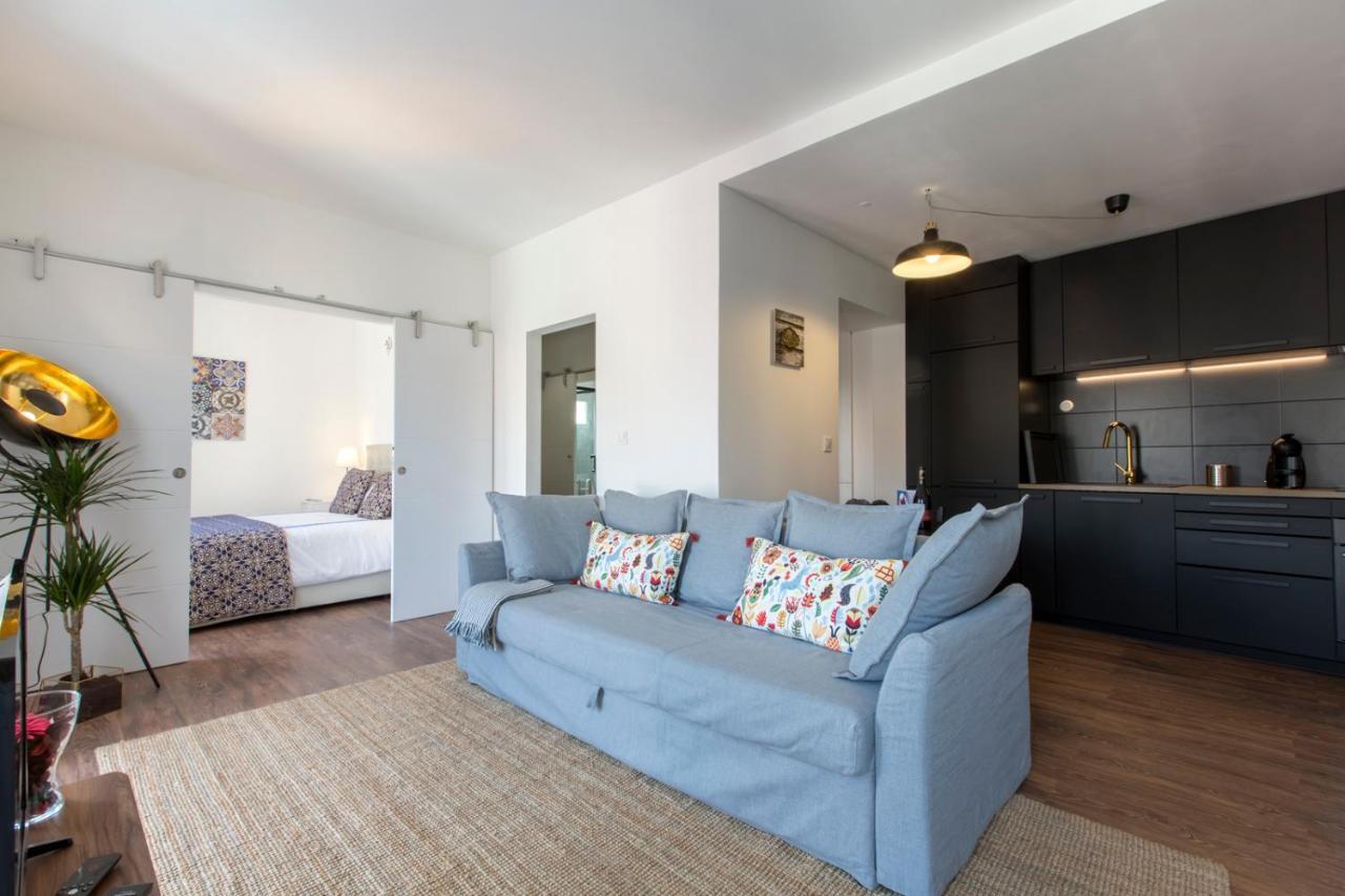 Amazing Downtown Apt With Small Balcony With View Over The Castle Lisbon Bagian luar foto