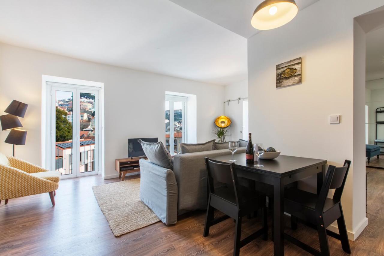 Amazing Downtown Apt With Small Balcony With View Over The Castle Lisbon Bagian luar foto