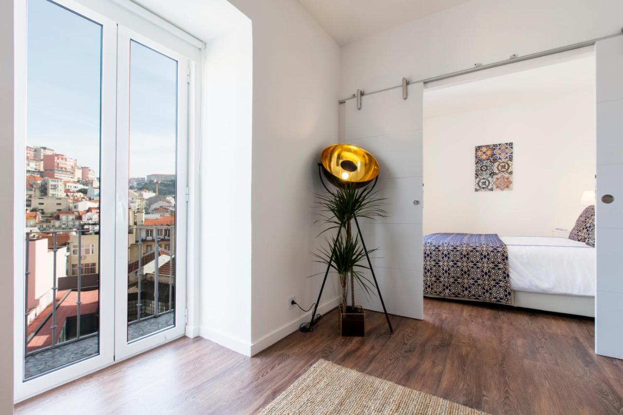 Amazing Downtown Apt With Small Balcony With View Over The Castle Lisbon Bagian luar foto