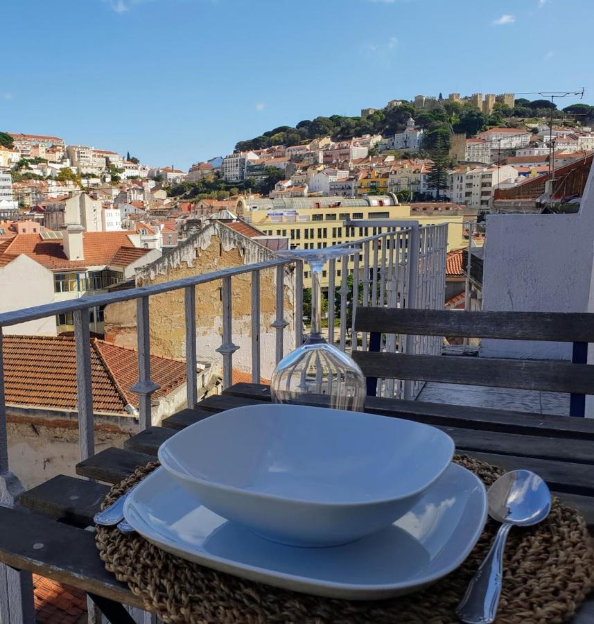 Amazing Downtown Apt With Small Balcony With View Over The Castle Lisbon Bagian luar foto