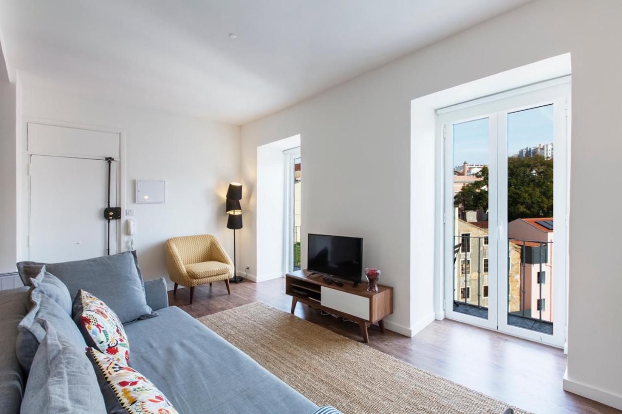 Amazing Downtown Apt With Small Balcony With View Over The Castle Lisbon Bagian luar foto