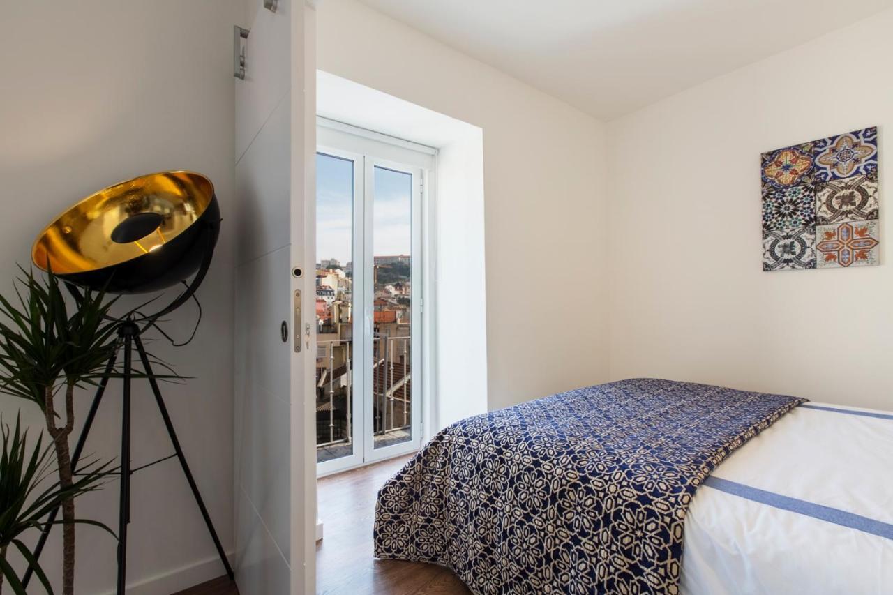 Amazing Downtown Apt With Small Balcony With View Over The Castle Lisbon Bagian luar foto