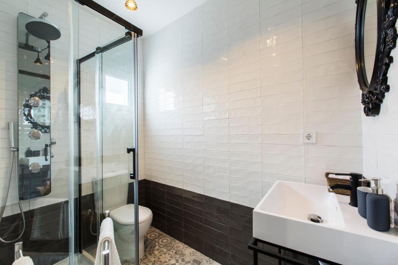 Amazing Downtown Apt With Small Balcony With View Over The Castle Lisbon Bagian luar foto