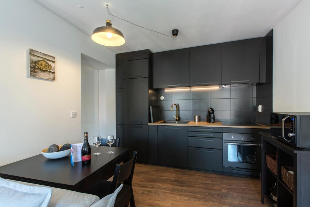 Amazing Downtown Apt With Small Balcony With View Over The Castle Lisbon Bagian luar foto