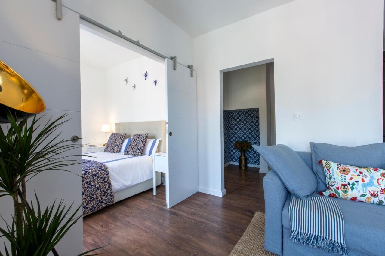 Amazing Downtown Apt With Small Balcony With View Over The Castle Lisbon Bagian luar foto