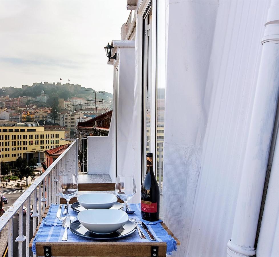 Amazing Downtown Apt With Small Balcony With View Over The Castle Lisbon Bagian luar foto