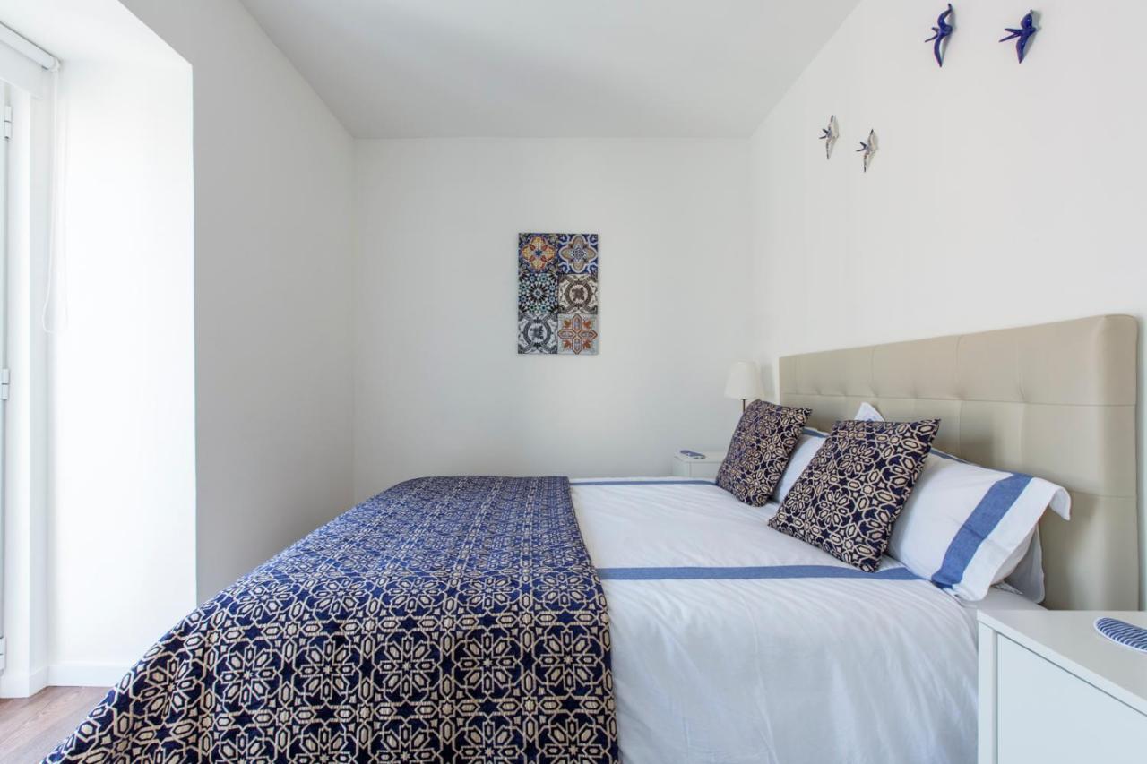 Amazing Downtown Apt With Small Balcony With View Over The Castle Lisbon Bagian luar foto